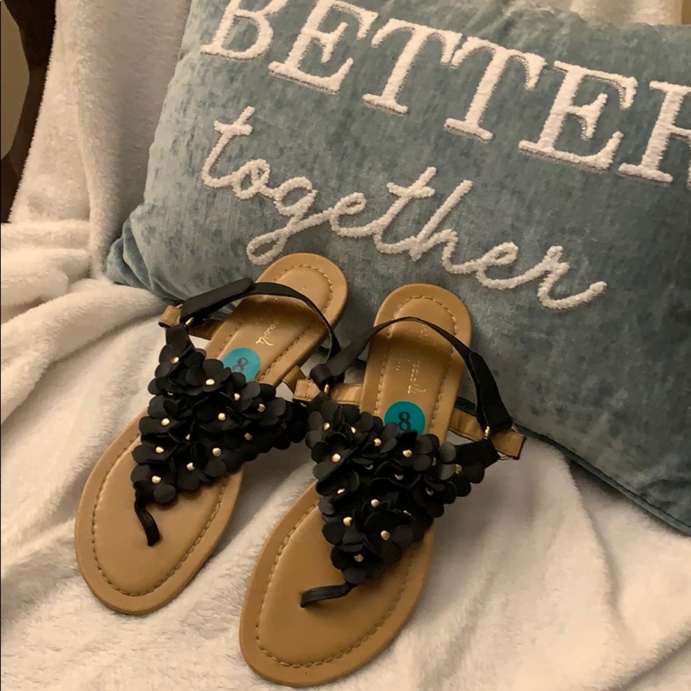 Adorable flat sandals 🌸